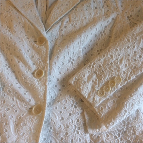 Lovely white eyelet summer jacket - Picture 2 of 4